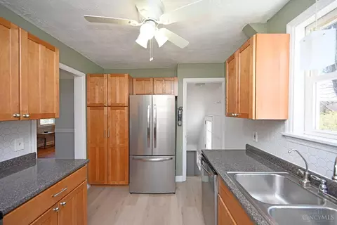 Kitchen - 6757 Siebern Ave, Silverton, OH 45236 photo 4 of 4
