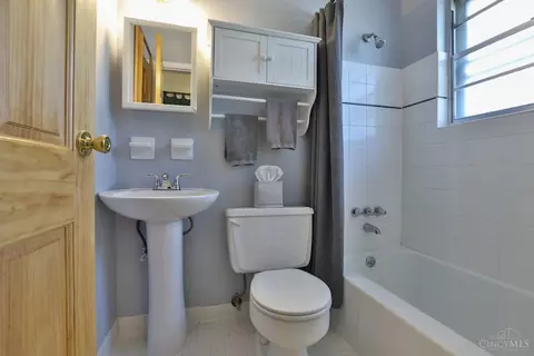 Bath - 2683 Ebenezer Rd, Cincinnati, OH 45233 photo 3 of 4