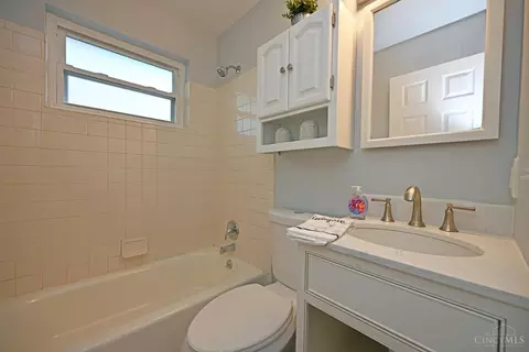 Bath - 8633 Mockingbird Ln, Cincinnati, OH 45231 photo 1 of 2
