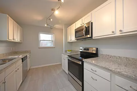 Kitchen - 8633 Mockingbird Ln, Cincinnati, OH 45231 photo 2 of 6