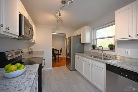 Kitchen - 8633 Mockingbird Ln, Cincinnati, OH 45231 photo 3 of 6