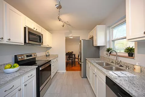 Kitchen - 8633 Mockingbird Ln, Cincinnati, OH 45231 photo 4 of 6