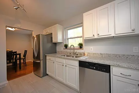 Kitchen - 8633 Mockingbird Ln, Cincinnati, OH 45231 photo 5 of 6