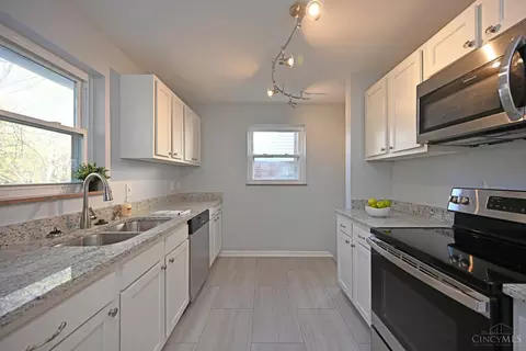 Kitchen - 8633 Mockingbird Ln, Cincinnati, OH 45231 photo 1 of 6