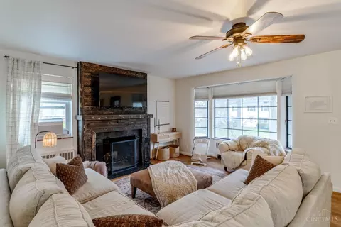 Living - 6267 Crestview Pl, Cincinnati, OH 45230 photo 3 of 6