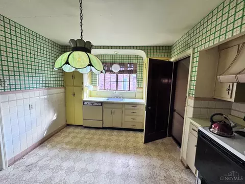 Kitchen - 4141 Pillars Dr, Cincinnati, OH 45209 photo 1 of 2