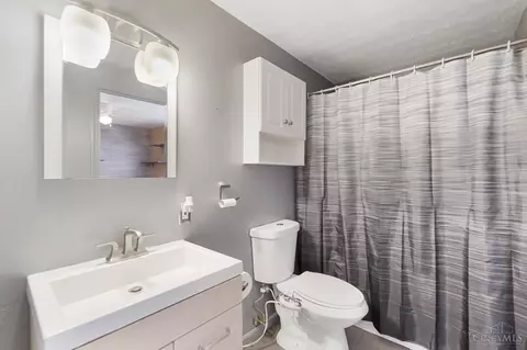 Bath - 9775 Kismet Ct, Cincinnati, OH 45231 photo 2 of 4