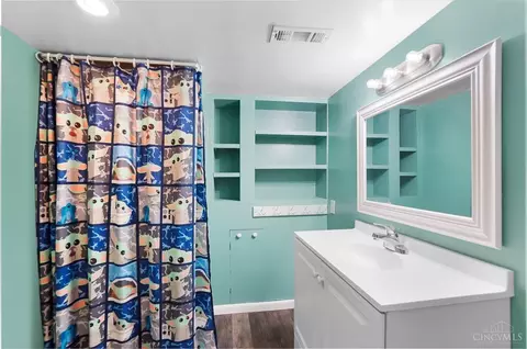 Bath - 9775 Kismet Ct, Cincinnati, OH 45231 photo 3 of 4