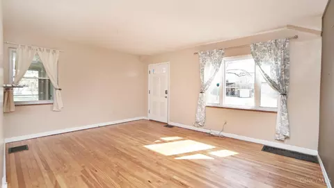 Living - 8258 Wicklow Ave, Cincinnati, OH 45236 photo 1 of 1