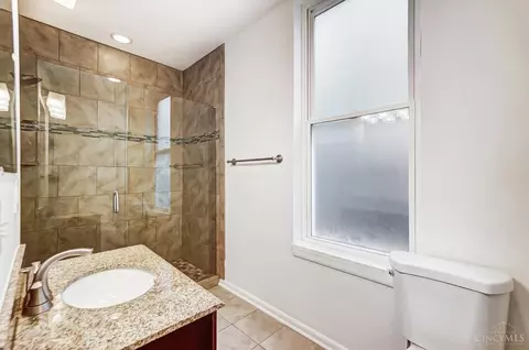 Bath - 1031 Celestial, Cincinnati, OH 45202 photo 1 of 4