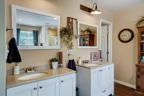 Bath - 6432 Hillside Ave, Cincinnati, OH 45233 photo 6 of 10