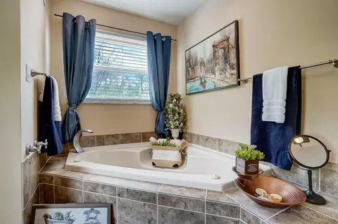 Bath - 6432 Hillside Ave, Cincinnati, OH 45233 photo 4 of 10