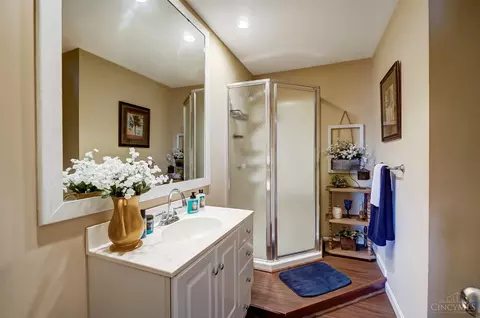 Bath - 6432 Hillside Ave, Cincinnati, OH 45233 photo 8 of 10
