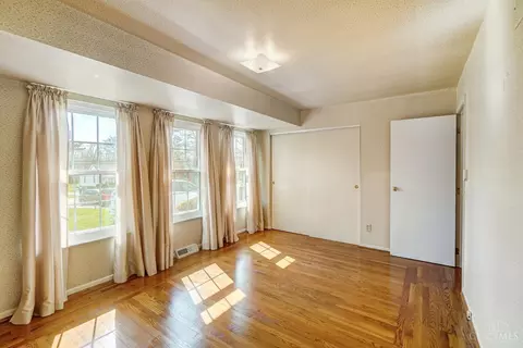 Living - 1053 Sutton Rd, Cincinnati, OH 45230 photo 6 of 6