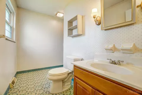 Bath - 1053 Sutton Rd, Cincinnati, OH 45230 photo 2 of 4