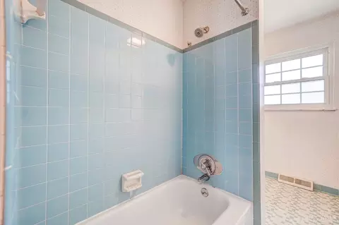 Bath - 1053 Sutton Rd, Cincinnati, OH 45230 photo 4 of 4
