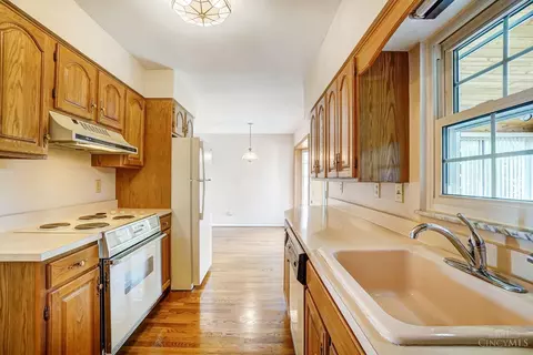 Kitchen - 1053 Sutton Rd, Cincinnati, OH 45230 photo 2 of 3