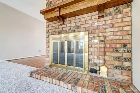 Living - 1053 Sutton Rd, Cincinnati, OH 45230 photo 3 of 6