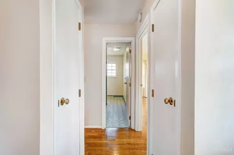 Entry Way - 1053 Sutton Rd, Cincinnati, OH 45230 photo 2 of 3