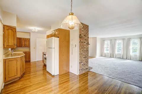 Living - 1053 Sutton Rd, Cincinnati, OH 45230 photo 4 of 6