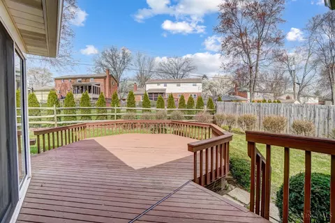 Exterior - 1053 Sutton Rd, Cincinnati, OH 45230 photo 10 of 16