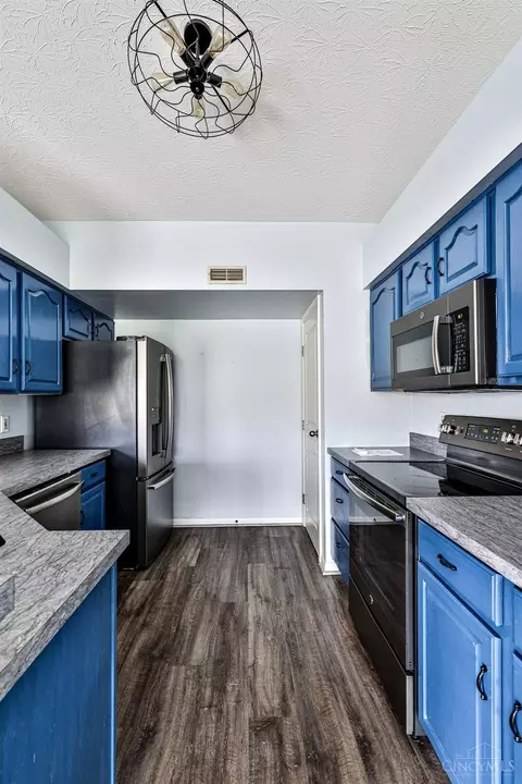 Kitchen - 717 Castlegate Ln #303, Cincinnati, OH 45231 photo 5 of 5