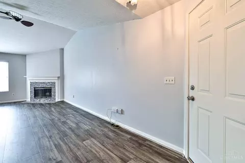 Living - 717 Castlegate Ln #303, Cincinnati, OH 45231 photo 1 of 4