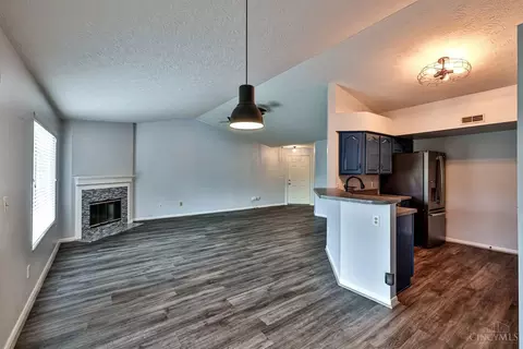 Kitchen - 717 Castlegate Ln #303, Cincinnati, OH 45231 photo 2 of 5