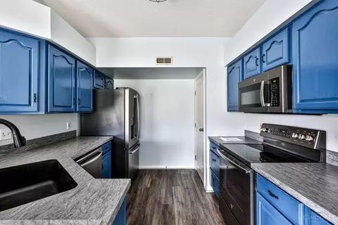 Kitchen - 717 Castlegate Ln #303, Cincinnati, OH 45231 photo 3 of 5