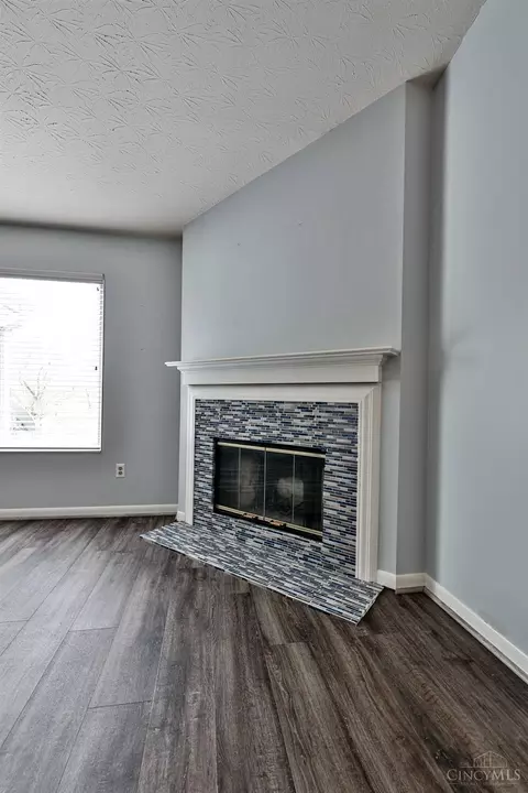 Living - 717 Castlegate Ln #303, Cincinnati, OH 45231 photo 4 of 4