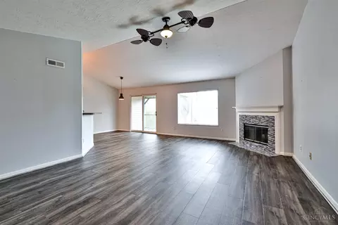 Living - 717 Castlegate Ln #303, Cincinnati, OH 45231 photo 2 of 4
