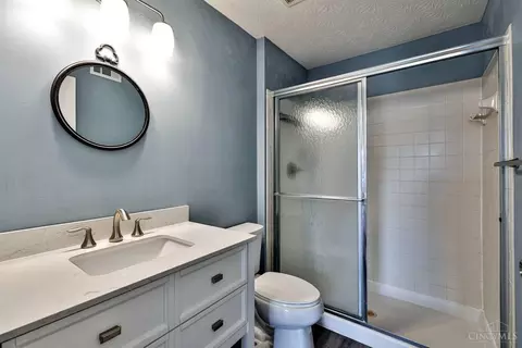 Bath - 717 Castlegate Ln #303, Cincinnati, OH 45231 photo 1 of 3
