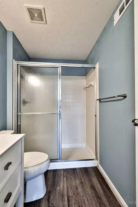 Bath - 717 Castlegate Ln #303, Cincinnati, OH 45231 photo 2 of 3