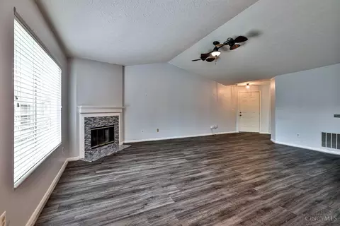 Living - 717 Castlegate Ln #303, Cincinnati, OH 45231 photo 3 of 4
