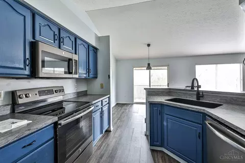 Kitchen - 717 Castlegate Ln #303, Cincinnati, OH 45231 photo 4 of 5