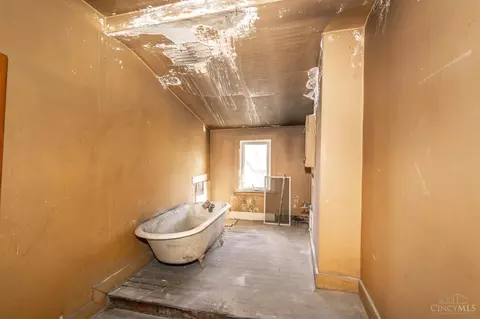Bath - 3896 Reading Rd #O, Cincinnati, OH 45229 photo 4 of 5