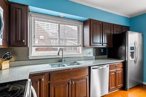 Kitchen - 4165 Sherel Ln, Cincinnati, OH 45209 photo 4 of 8