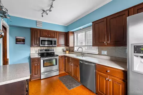 Kitchen - 4165 Sherel Ln, Cincinnati, OH 45209 photo 6 of 8