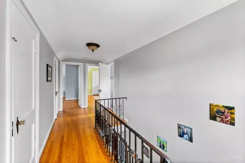 Entry Way - 4165 Sherel Ln, Cincinnati, OH 45209 photo 3 of 4