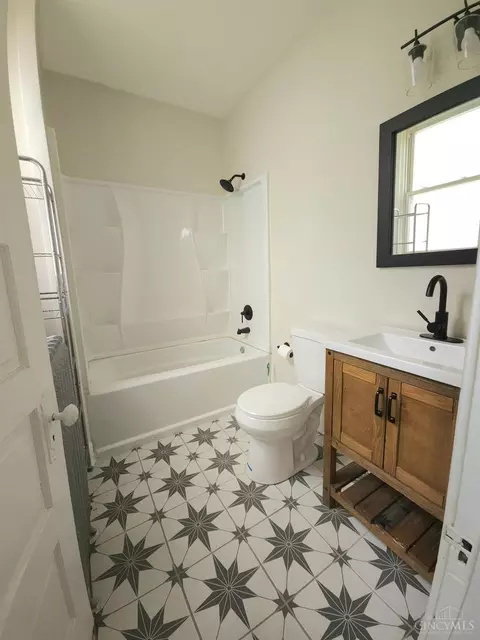 Bath - 23 Poplar St, Cincinnati, OH 45216 photo 1 of 3