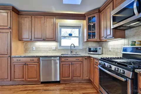 Kitchen - 6096 Ropes Dr, Cincinnati, OH 45244 photo 2 of 6