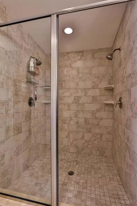 Bath - 6096 Ropes Dr, Cincinnati, OH 45244 photo 2 of 4