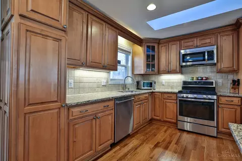 Kitchen - 6096 Ropes Dr, Cincinnati, OH 45244 photo 5 of 6