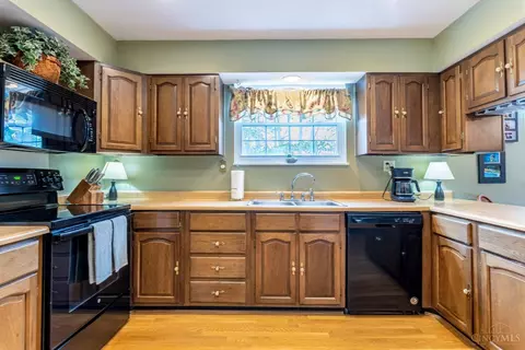 Kitchen - 8348 Shadowpoint Ct, Montgomery, OH 45242 photo 3 of 5