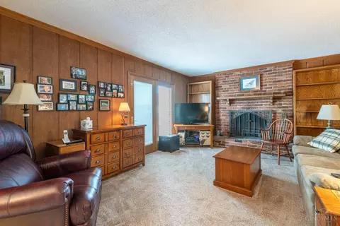 Living - 8348 Shadowpoint Ct, Montgomery, OH 45242 photo 3 of 5