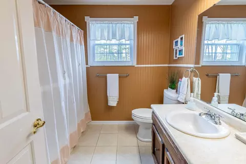 Bath - 8348 Shadowpoint Ct, Montgomery, OH 45242 photo 2 of 5