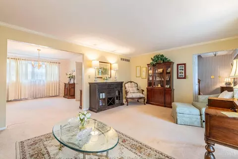 Living - 8348 Shadowpoint Ct, Montgomery, OH 45242 photo 2 of 5