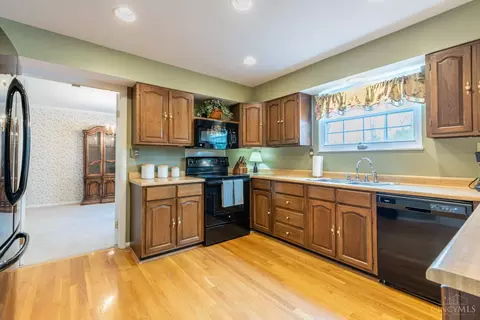 Kitchen - 8348 Shadowpoint Ct, Montgomery, OH 45242 photo 2 of 5