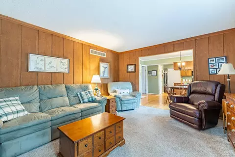 Living - 8348 Shadowpoint Ct, Montgomery, OH 45242 photo 4 of 5