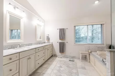 Bath - 4477 Classic Dr, Blue Ash, OH 45241 photo 2 of 5